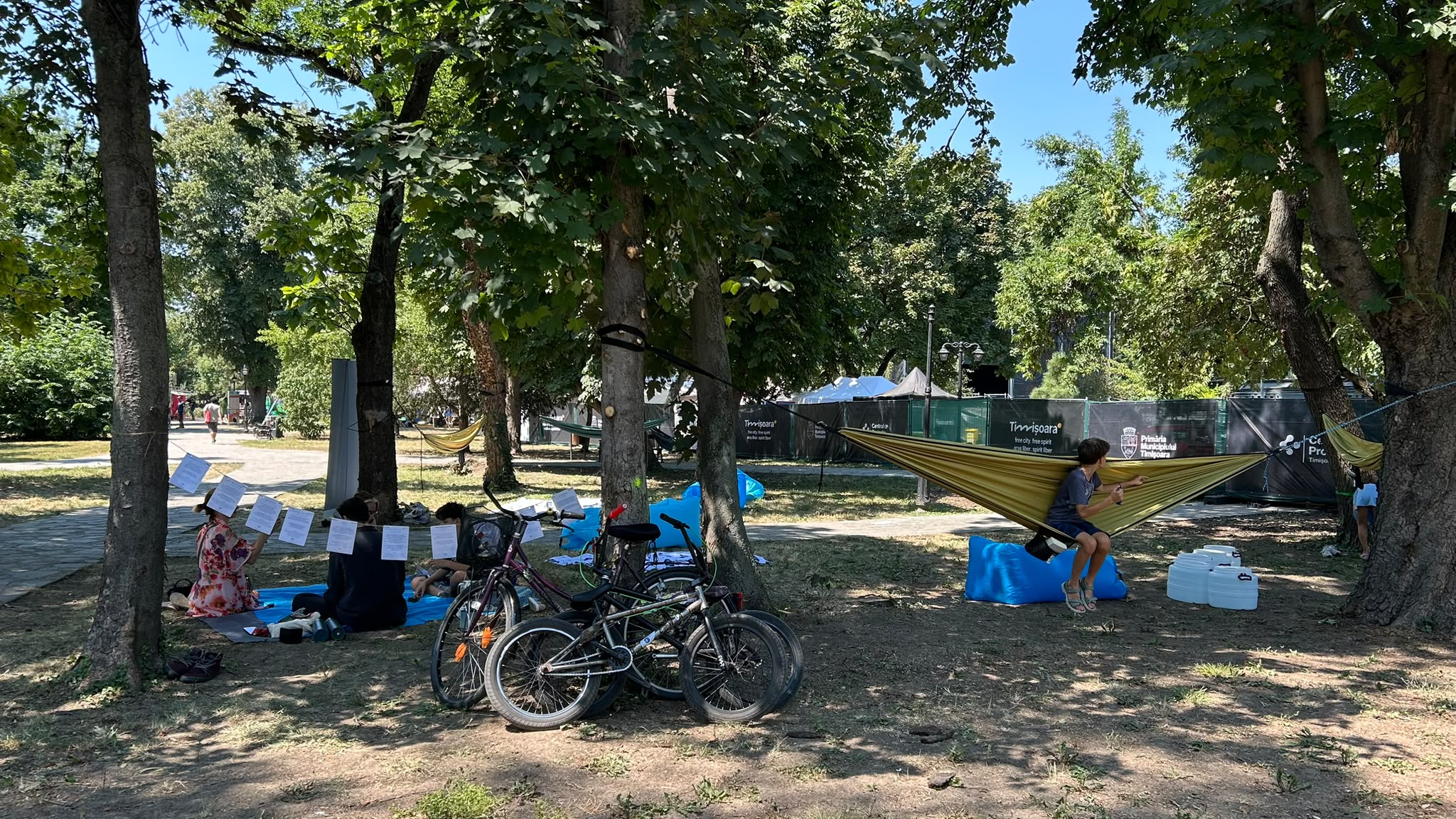 Participanți la bătaia cu apă din Parcul I.C. Brătianu, august 2026