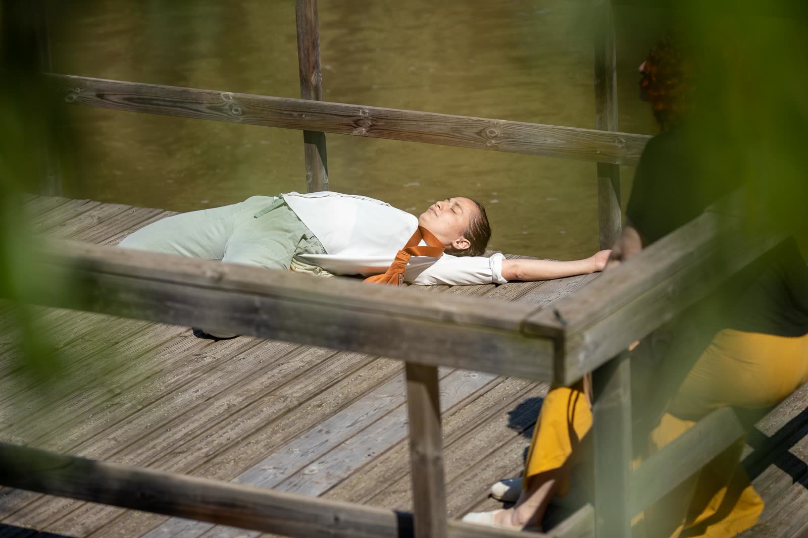 Participantă întinsă pe un ponton de lemn, pe malul Begăi